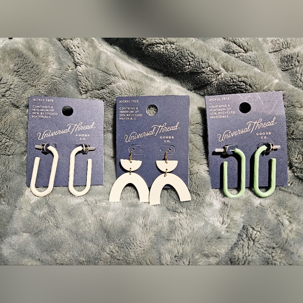 Universal Thread Earrings Set - White and Green